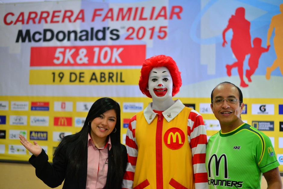 Nancy G&oacute;mez, Coordinadora de la Carrera Familiar McDonald's 2015, acompa&ntilde;ada de Ronald McDonald y Enrique Escobar de McRunners durante la fotograf&iacute;a oficial del evento. (Foto: Wilder L&oacute;pez/Soy502)