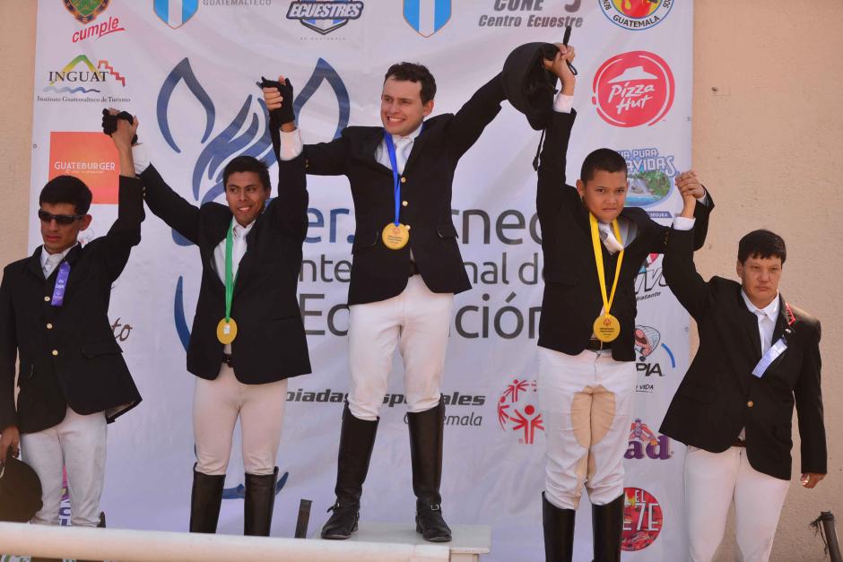 Ricardo Soussa del equipo de Guatemala celebra el primer lugar de la Categoria A, junto a los dem&aacute;s atletas. (Foto: Wilder L&oacute;pez/Soy502)