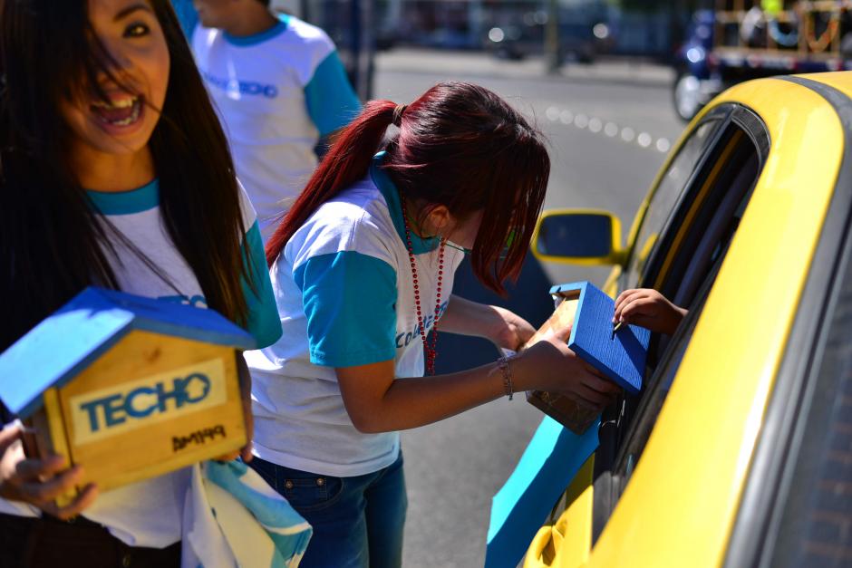Voluntarios de la campa&ntilde;a TECHO salieron a las calles a pedir aportes a guatemaltecos con buena voluntad. (Foto: Wilder L&oacute;pez/Soy502)