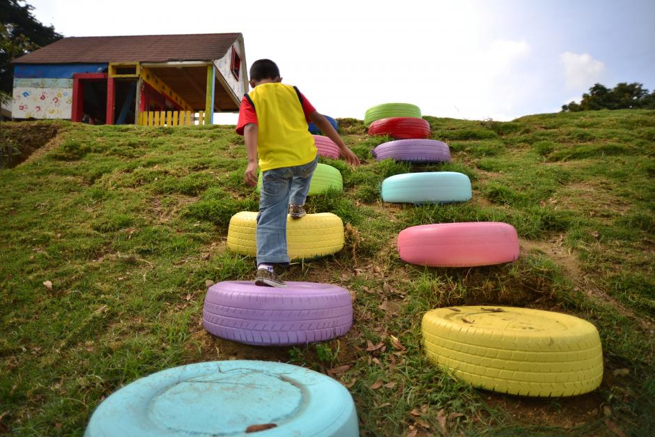Un niño sube sobre las llantas recicladas que sirvieron para darle vida al parque recreativo "B-Happy", del Hospicio San José. (Foto: Wilder López/Soy502)