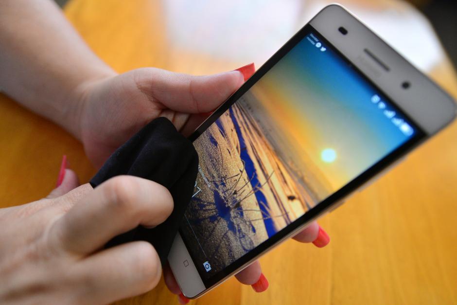 Usa un paño especial para no ocasionar pequeños rayones a tu pantalla. (Foto: Wilder López/Soy502)