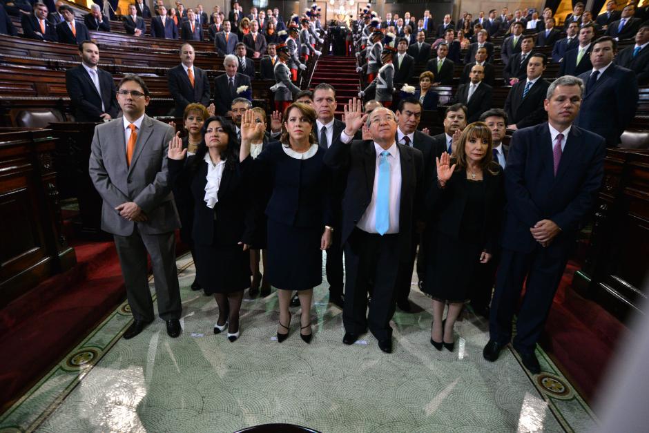Los nuevos magistrados levantan la mano en el Hemiciclo del Congreso, para ser juramentados por Ar&iacute;stides Crespo, presidente del Congreso de la Republica de Guatemala, para un per&iacute;odo de 5 a&ntilde;os. (Foto: Wilder L&oacute;pez/soy502)