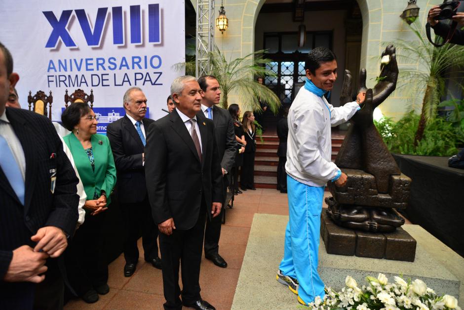 Durante la ceremonia el atleta Erick Barrondo realiz&oacute; el cambi&oacute; simb&oacute;lico de la Rosa de la Paz en el Palacio Nacional. (Foto: Wilder L&oacute;pez/Soy502)