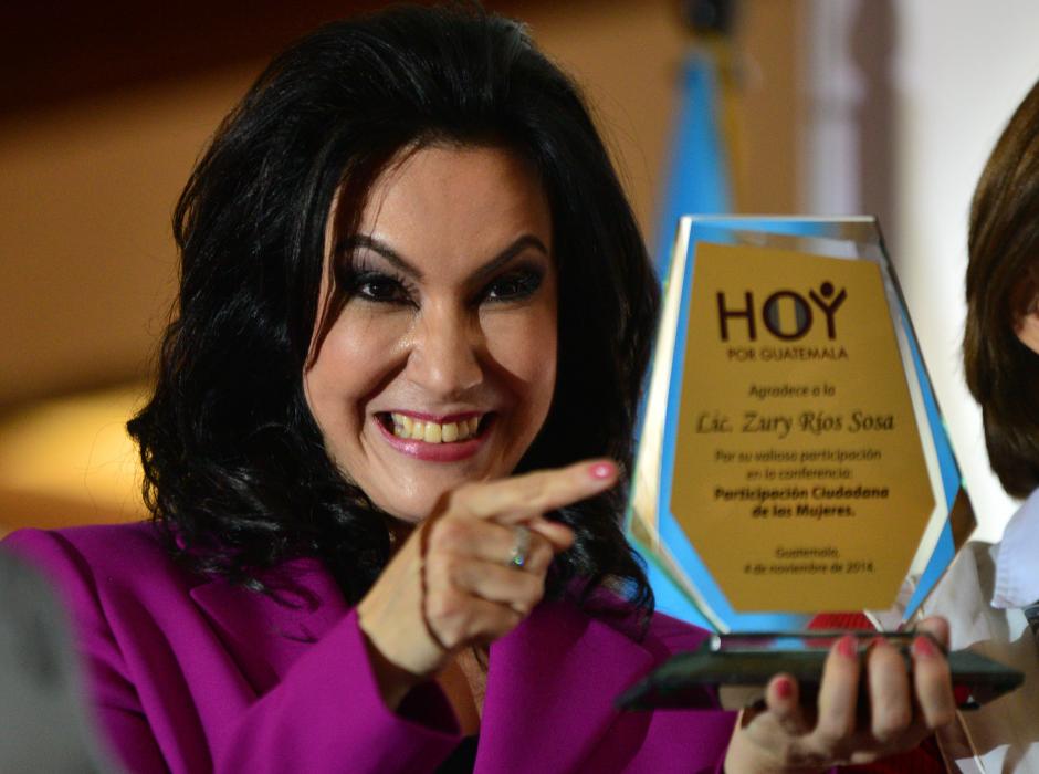 Zury Ríos Sosa sostiene un reconocimiento, luego de impartir una conferencia tratando el tema de la Participación Ciudadana de las Mujeres. (Foto: Wilder López/Soy502)