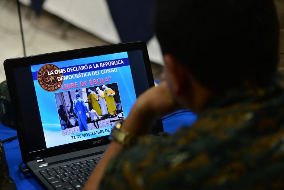 Un soldado lee la presentaci&oacute;n utilizada por el ministerio de la Defensa para dar a conocer los pormenores a la prensa, de un posible contagio de &Eacute;bola en Guatemala. (Foto: Wilder L&oacute;pez/Soy502)