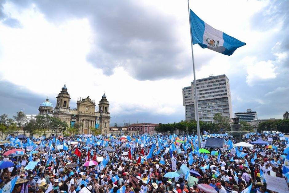 La Plaza Central se llen&oacute; de banderas para defender los intereses del pa&iacute;s en contra de la corrupci&oacute;n. (Foto: Wilder L&oacute;pez/Soy502)