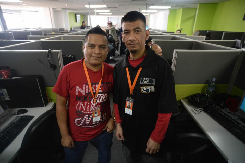 M&aacute;ximo De Le&oacute;n y Esa&uacute; Revolorio son dos guatemaltecos que regresaron de Estados Unidos y encontraron una oportunidad para laborar en Capital Valley. (Foto: Wilder L&oacute;pez/Soy502)