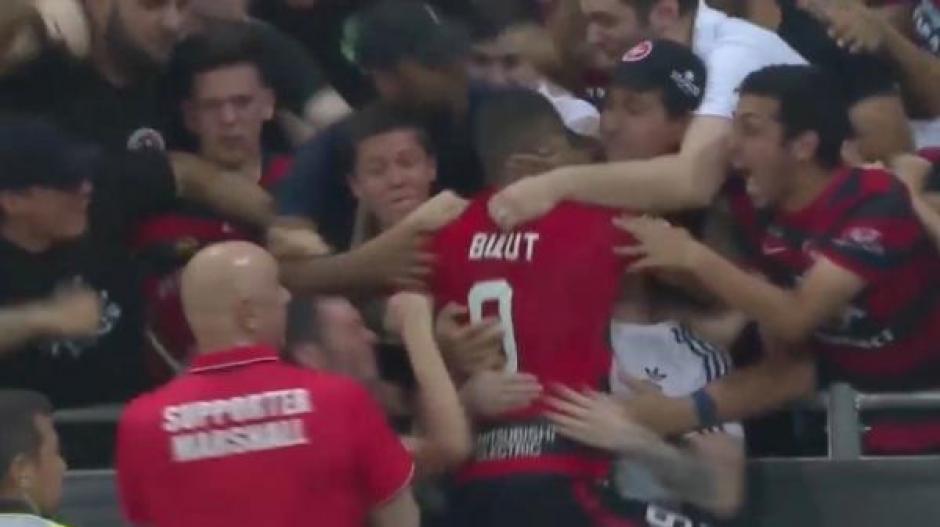 Lo grit&oacute; junto a su afici&oacute;n pero la jugada fue anulada por fuera de juego. (Foto: Captura de video)