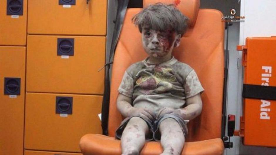 El fot&oacute;grafo confiesa que el ni&ntilde;o no lloraba, contrario al sentimiento que lo invad&iacute;a a Ruslan. (Foto: Infobae)