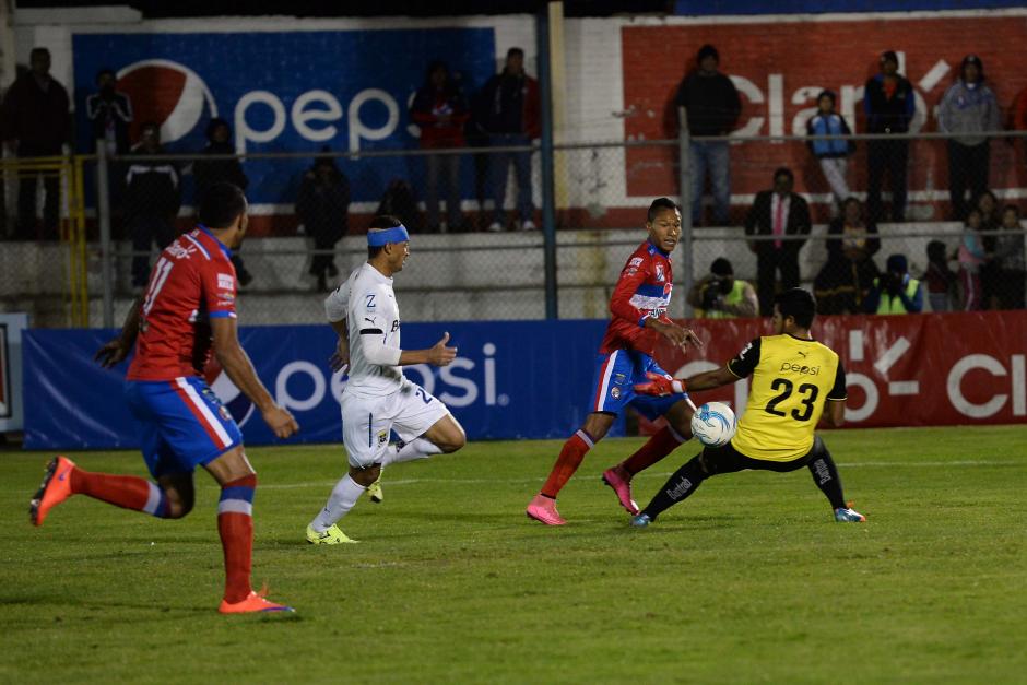 Asistencia de Jorge Mario Ortiz y gol del tico Cristian Lagos para el triunfo de Xelaj&uacute;. (Foto: Nuestro Diario)