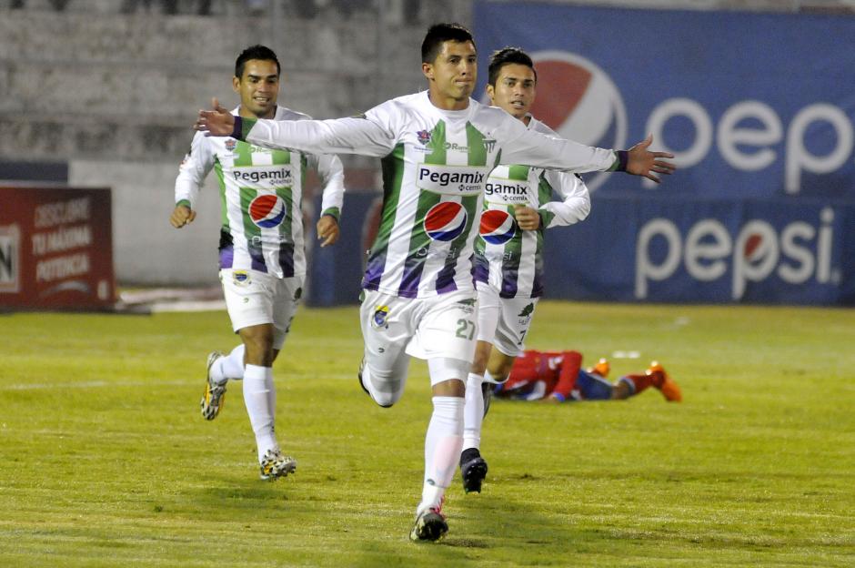 Alejandro "Gambetita" D&iacute;az marc&oacute; doblete en el triunfo de Antigua 3-1 sobre Xelaj&uacute; en el estadio Mario Camposeco. (Foto: Nuestro Diario)