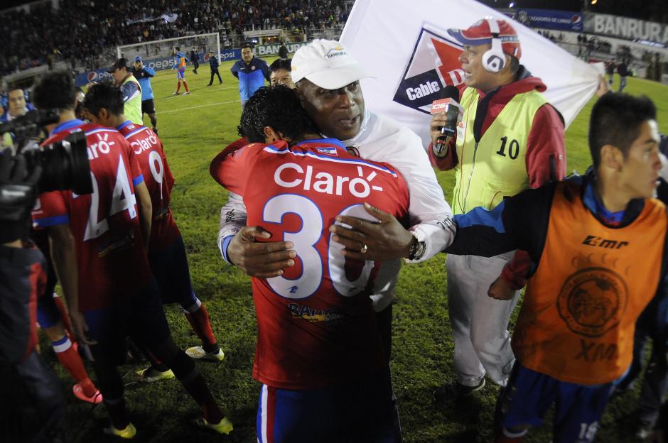 Con lágrimas se despidió Hernán Medford de Xelajú, se abrazó con sus jugadores tras el triunfo ante Marquense. (Foto: Nuestro Diario)