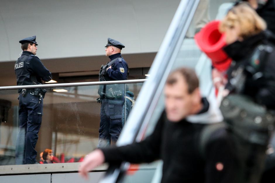 Las fuerzas de seguridad parisinas, interrogaron a dos familiares de uno de los terroristas que particip&oacute; en los atentados en Par&iacute;s. (Foto: EFE)