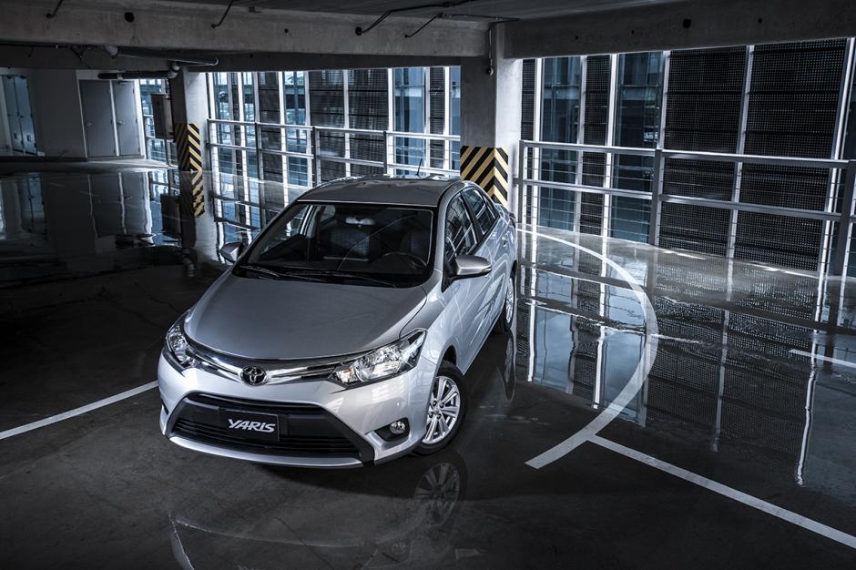 En t&eacute;rminos de seguridad, el nuevo Yaris cuenta con refuerzos en el chasis y puertas adem&aacute;s de doble bolsa de aire para los pasajeros al frente y cinturones de seguridad con pretensores.