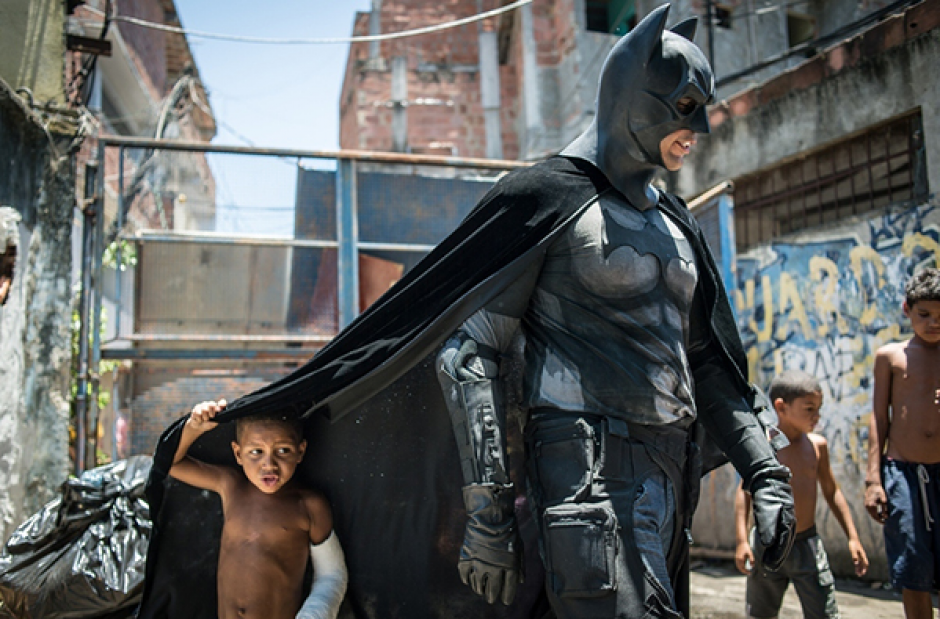Ni&ntilde;os juegan con la capa de un hombre disfrazado como Batman en la Fabela do Metro, en Brasil, ubicada en el &aacute;rea m&aacute;s cercana al estadio Maracan&aacute;, el 9 de enero. (Foto: Yasuyoshi Chiba/AFP)