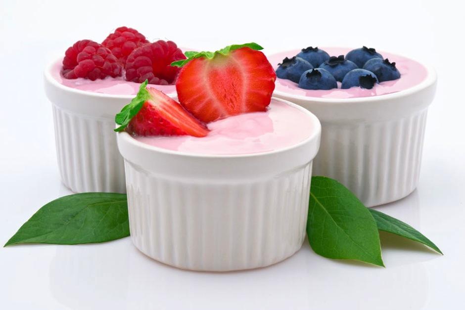 Yogur con frutas es un desayuno fácil de preparar. (Foto: comohacerpara.com)
