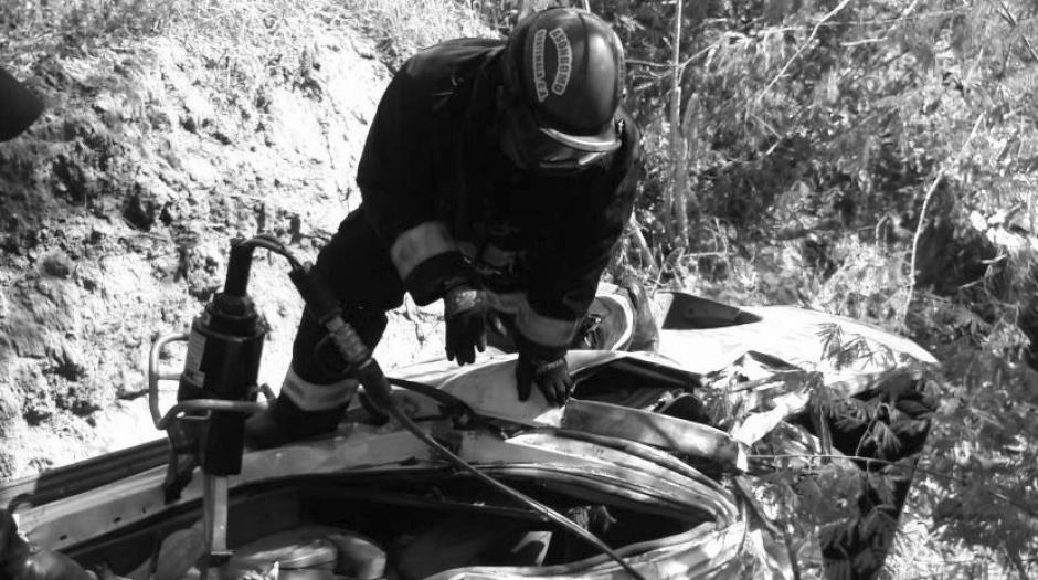 Cuatro personas murieron en un accidente de tr&aacute;nsito ocurrido en el kil&oacute;metro 137 de la ruta al Atl&aacute;ntico. (Foto: Bomberos Municipales Departamentales)