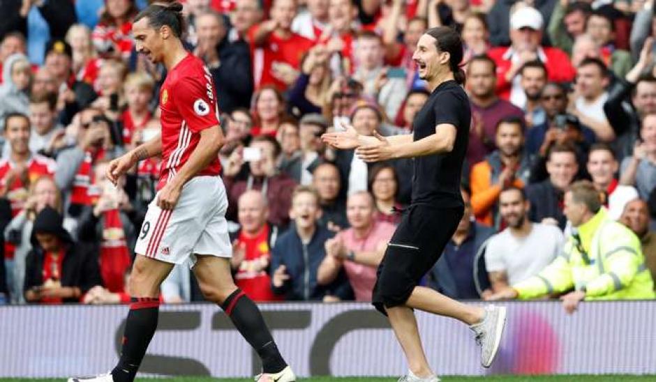 Zlatan fue sorprendido por un aficionado "muy parecido" a &eacute;l. (Foto: Twitter)