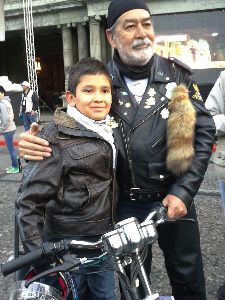 Jos&eacute; Rodr&iacute;guez de once a&ntilde;os recorre en su propia moto por primera vez la Caravana del Zorro. Foto: Evelyn de Le&oacute;n/Soy502