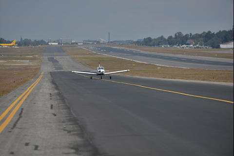Pista del Aeropuerto La Aurora suma 15 años sin reparaciones