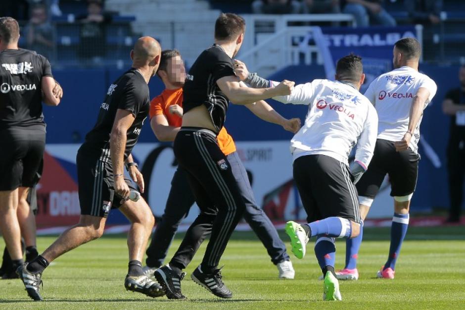 Barras bravas invaden campo y agreden a jugadores del Olympique Lyon