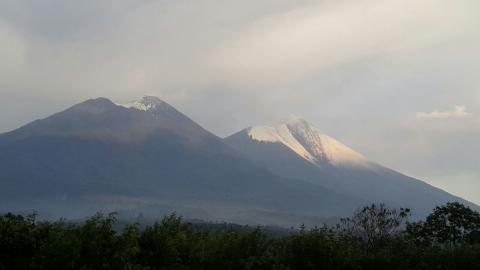 Hielo cubre el cr&aacute;ter del volc&aacute;n de Fuego tras torrenciales lluvias 