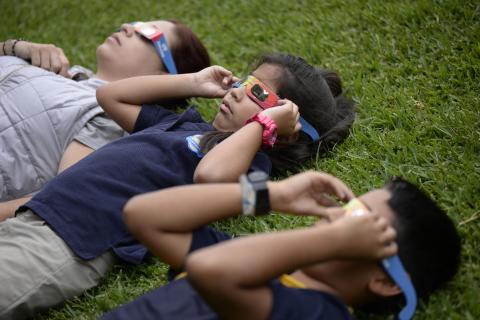 Guatemaltecos quedan maravillados con el eclipse parcial de sol