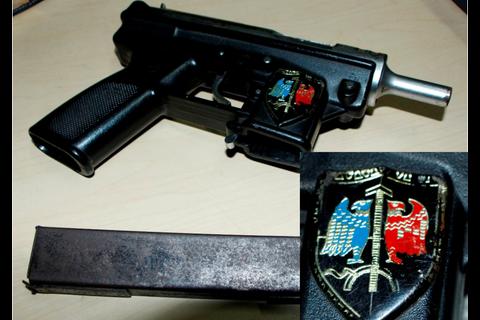 Capturan a una mujer con un arma que tiene un inusual escudo