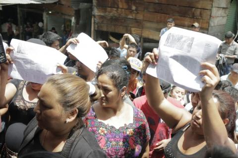 Vendedores de La Terminal se enfrentan por un donativo