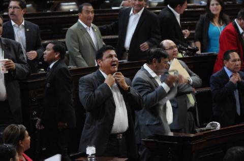 Diputados protestan y se blindan para no devolver Bono 14 y Aguinaldo