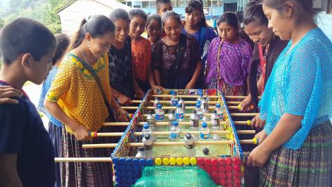 Maestro crea junto con sus alumnos un futillo de materiales reciclados