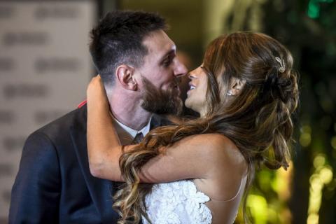 Lionel Messi y Antonella Roccuzzo saludan tras dar el "Sí"