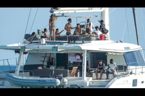 Amigos, licor y lujo: así son las fiestas del tricampeón de Fórmula 1