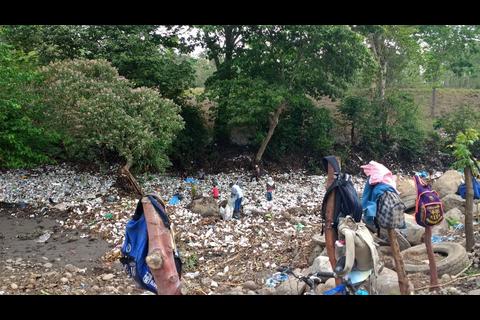 Basura se apodera de un r&iacute;o en Retalhuleu durante Semana Santa