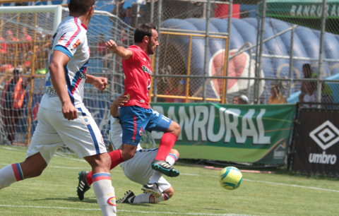 Xela desnuda a Municipal en el Trébol, Medford está en la cuerda floja