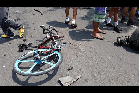 &iexcl;Terrible! Veh&iacute;culo embiste a ciclista en Escuintla