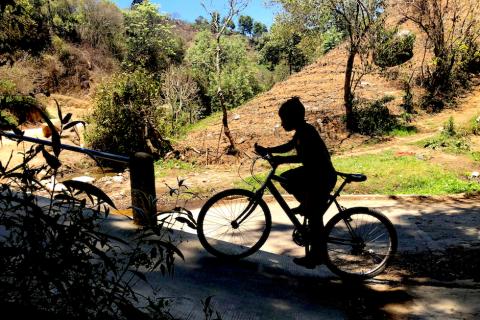 La dura realidad de Edgar, el niño ciclista con botas de hule