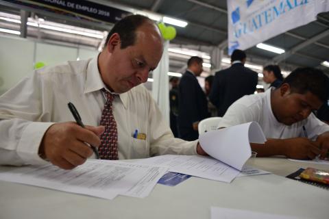 &Oacute;scar, el hombre que va de feria en feria hasta que llegue el empleo