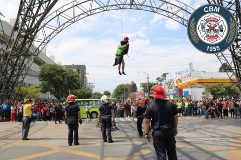 Subió a la Torre del Reformador para hacer un insólito homenaje a Arzú