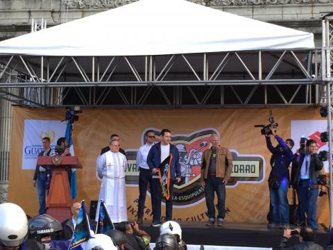 Gritos a Jimmy en Caravana del Zorro: "Devolv&eacute; los lentes" 