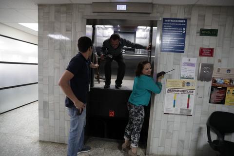 ¡Susto en Tribunales! Ascensor falla con una docena de personas dentro