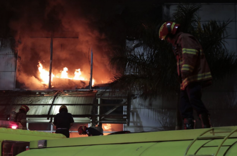Sin control: bomberos luchan contra incendio en centro comercial