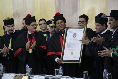 Evo Morales recibe doctorado Honoris Causa en la Usac