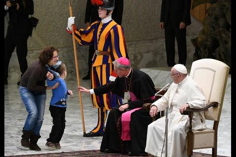 Video: ni&ntilde;o autista le roba un beso y el coraz&oacute;n al Papa 