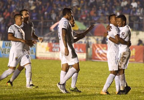Comunicaciones golea a un desconocido Cobán en el estadio Verapaz