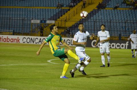 Un Comunicaciones sin brillo se clasifica a los cuartos de final 