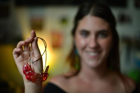 Aunque no lo creas, estos aretes est&aacute;n hechos de CDs reciclados