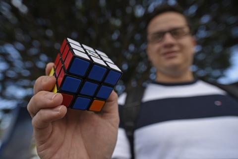 Arma el cubo Rubik en tiempo récord con estos sencillos pasos
