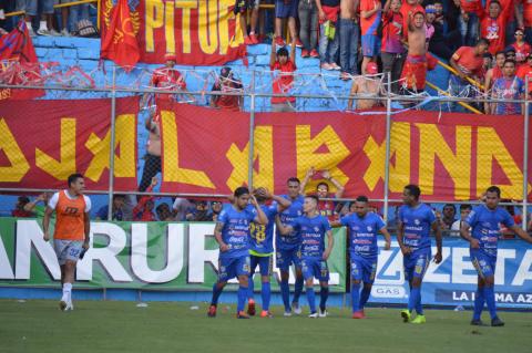 Cobán enmudece a Municipal en el homenaje a Jaime Penedo