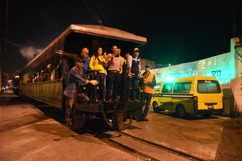 La Chula despertó la nostalgia y la curiosidad en paseo nocturno